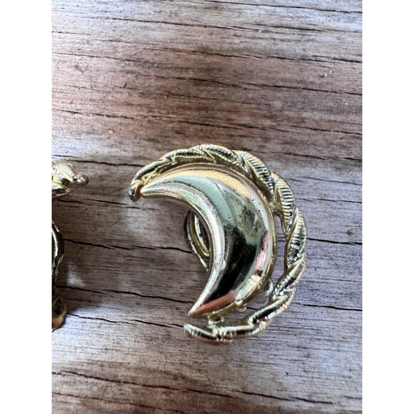 Vintage Star Gold-Tone Crescent Moon Clip-On Earrings With Ornate Rope Border - Picture 3 of 6